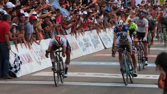 Gaviria voló en Valle Fértil y consiguió su segunda victoria en un sprint final infartante