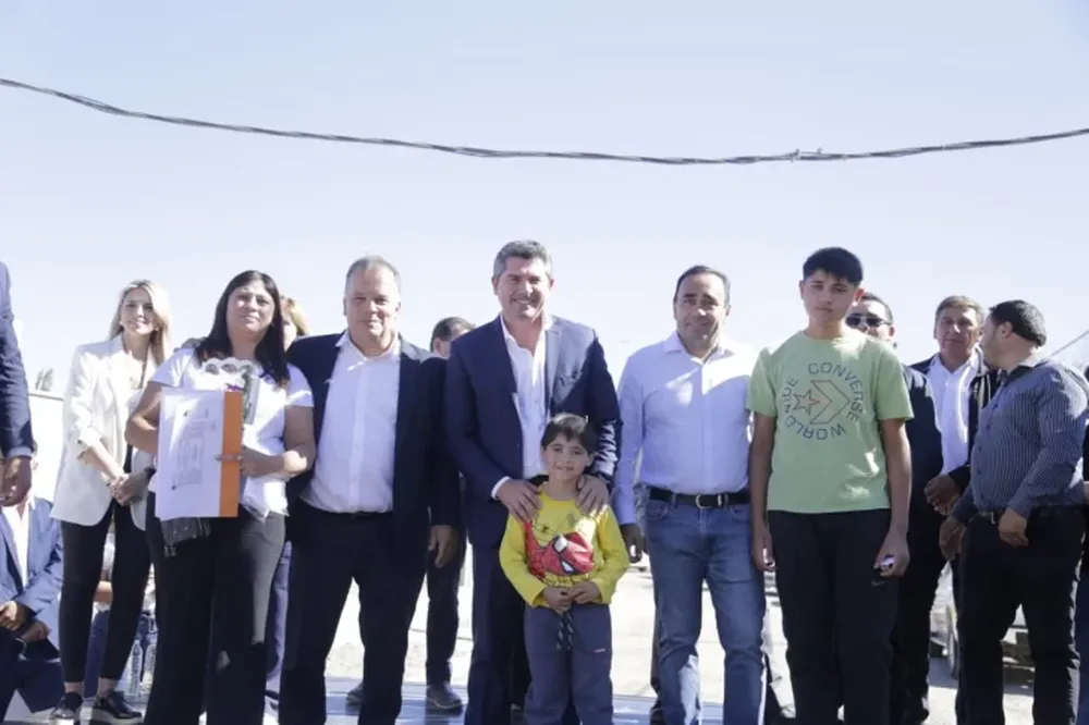 Orrego entregó las llaves del barrio Puente Verde a sus nuevos vecinos