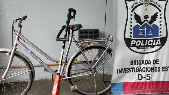 La bicicleta y la cortadora de césped recuparadas por la Policía.