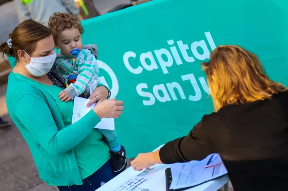En Capital vacunarán a embarazadas y niños este martes en la Plaza Aberastain