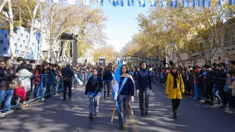 Diario de Cuyo | ACOTADO. En 2024, sólo los Cuerpos de Banderas de las escuelas participaron del desfile civico-militar por el Día de la Independencia que organizó Gobierno y que se realizó en Capital.