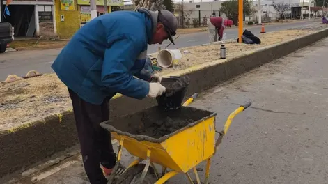 Diario de Cuyo | PREPARATIVOS. Personal del municipio de Sarmiento repara las principales calles del departamento en el marco del 117mo aniversario.