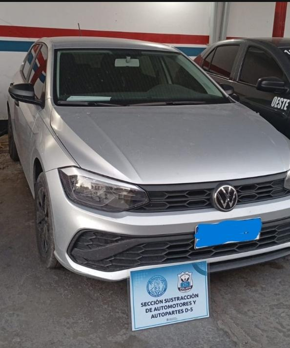 Setrataba de un Volkswagen Polo Track gris, que fue secuestrado en el lugar.