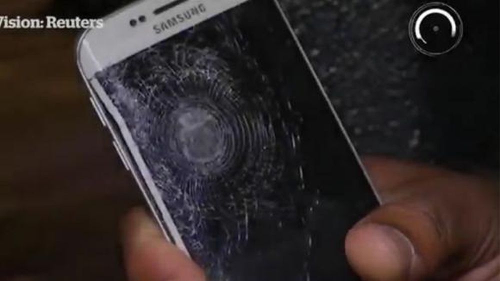 Su celular detuvo la esquirla que lo hubiese matado