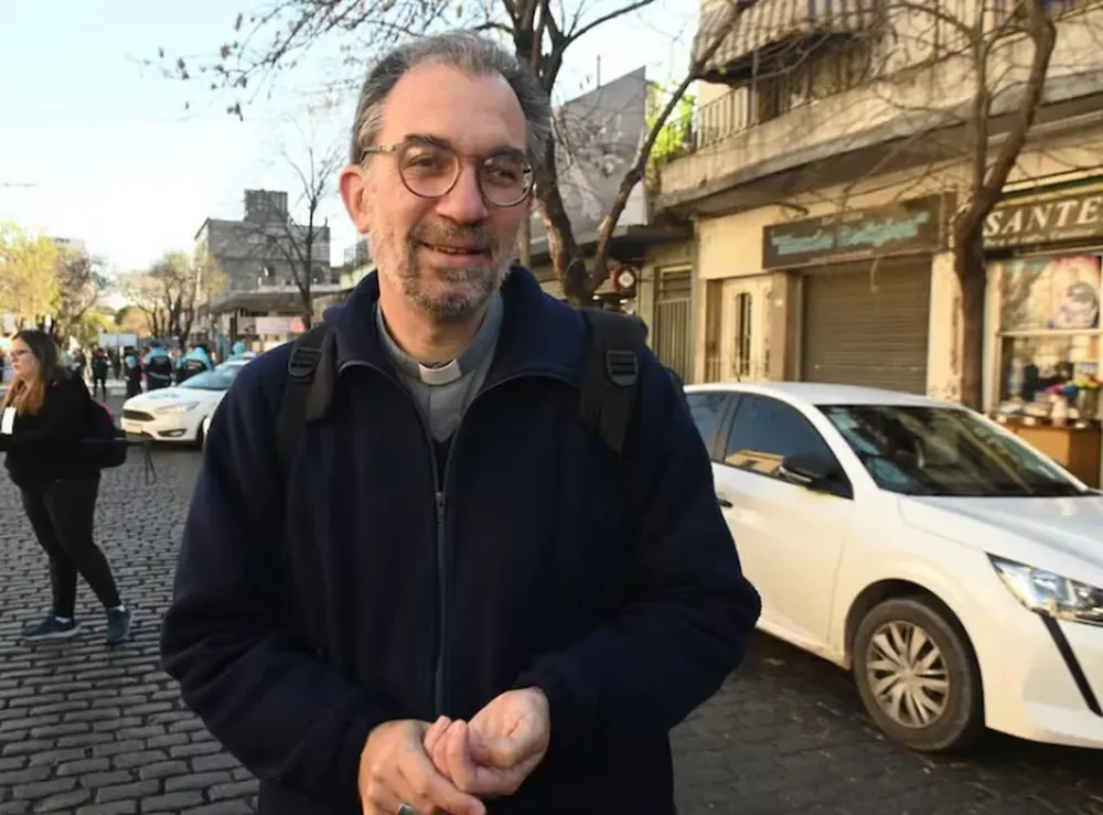 CARRARA. El cura villero del Papa.