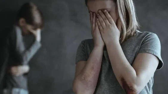 Manoseaba a una chica de 15 años e hirió con un cuchillo a uno de 10: estaban bajo su guarda