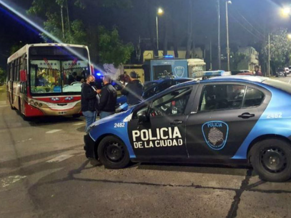 Una policía mató de un tiro a un chico de 15 años que subió a robar a un colectivo