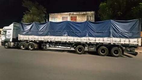 Camionero fuera de control: rompió una patrulla y le mordió un brazo a un policia