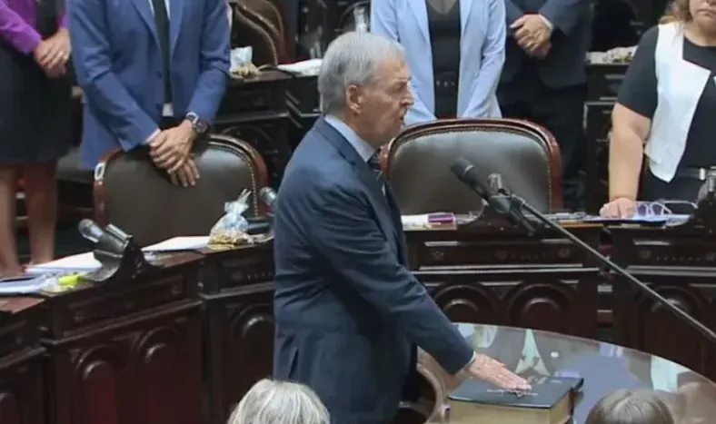Juan Schiaretti juró como diputado este jueves. El exgobernador de Córdoba se recuperaba de una cirugía cardíaca.