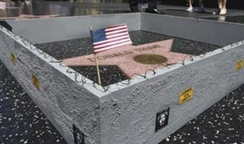 Levantan un muro a la estrella de Donald Trump en Hollywood