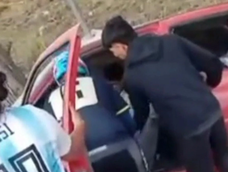 violentisimo choque a metros del partidor san emiliano: un auto termino incrustado contra un arbol