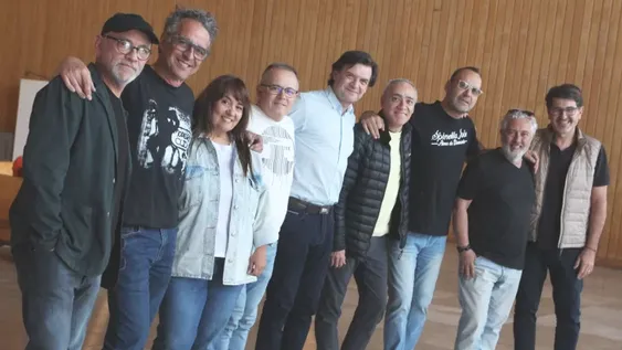 COLEGAS Y AMIGOS. (De izq. a der) Fer Aguilera, Ale Segovia, Gaby Domínguez, Mario Figueroa, Yeidi Flores, Julio Quiroga, Lucio Flores, Chichón Hernández y Luciano Gutiérrez, quienes esta noche darán vida a la primera Noche de Pub. (Foto Daniel Arias)