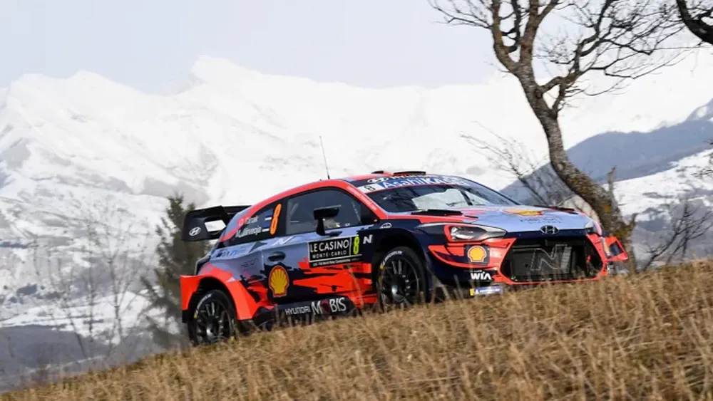 El campeón mundial de rally cayó por una montaña en la carrera de Montecarlo