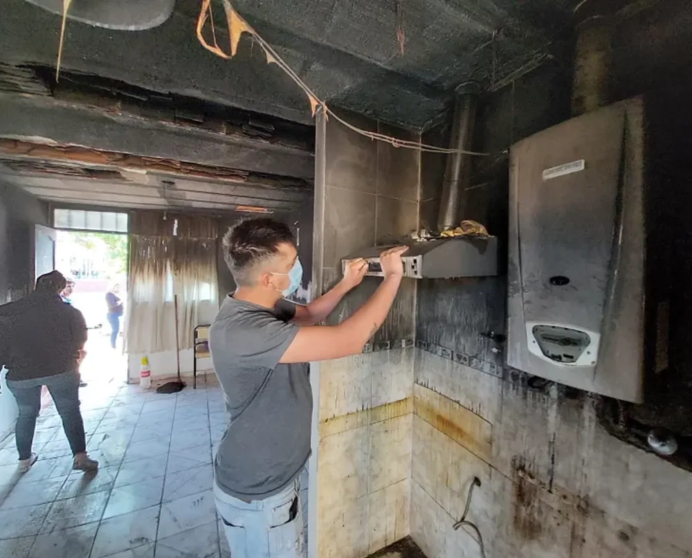 Nene de 4 años jugaba con un encendedor, prendió un colchón y quemó toda la casa