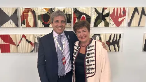 Luis Caputo junto a Kristalina Gueorguieva, directora del FMI.-