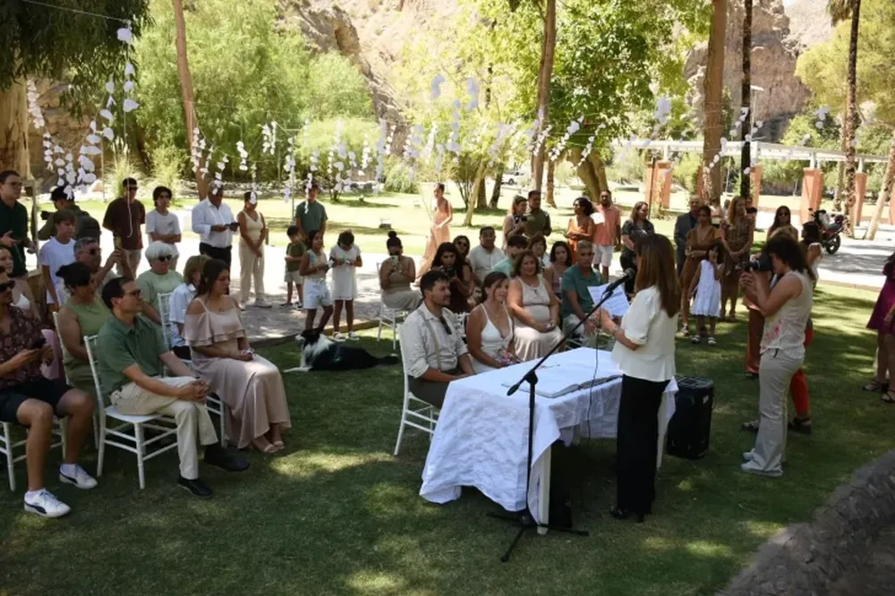 Una pareja sanjuanina se casó en los jardines de la Hostería de Zonda