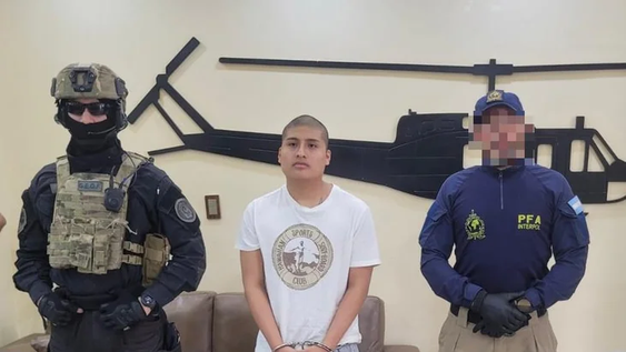 Pequeño J durante su extradición.