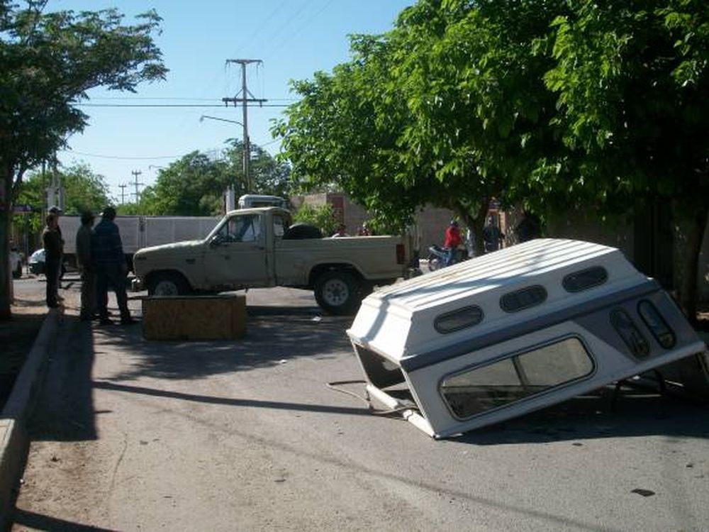 Choque, vuelco y dos heridos