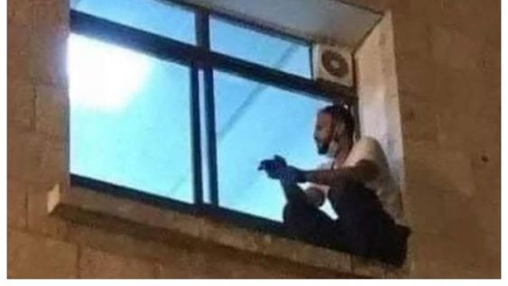 Trepó hasta la ventana del hospital para ver a su madre con Covid-19 hasta que murió