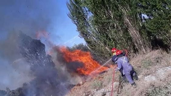 Una mujer bombero se cayó en medio de un incendio y terminó en el hospital