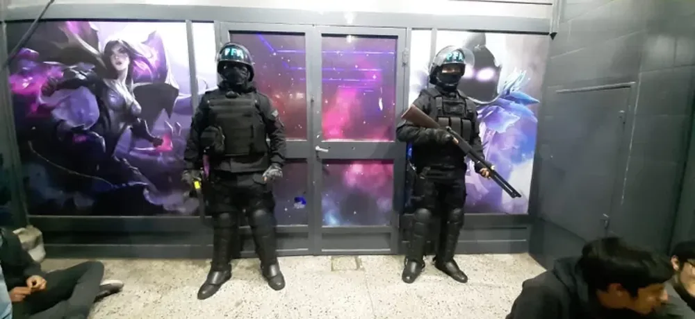 Detuvieron a cinco sujetos que utilizaban un ciber de pantalla para vender droga en San Juan