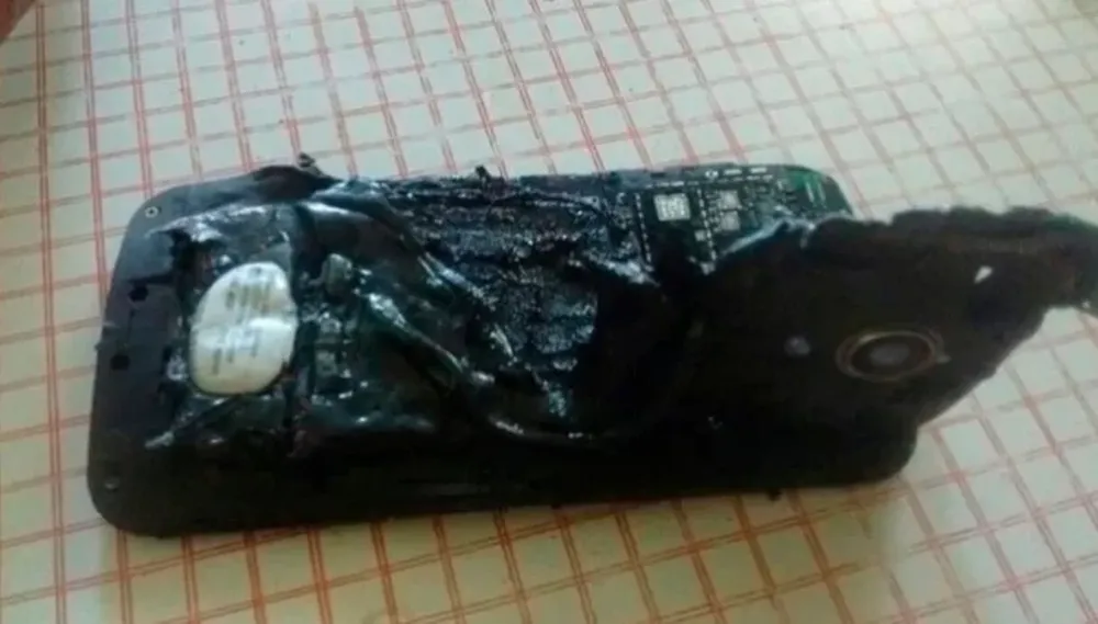 Le explotó el celular mientras dormía y sufrió quemaduras en el cuerpo
