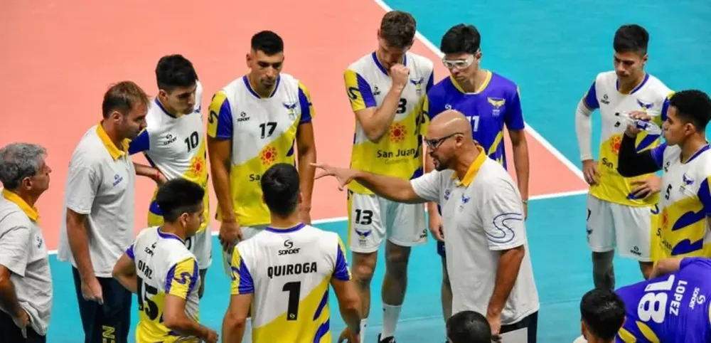 MOLINA HABLA Y TODOS ESCUCHAN. Gustavo analizó para DIARIO DE CUYO lo que le resta a su equipo para coronarse campeón del torneo de la segunda división del vóleibol argentino.