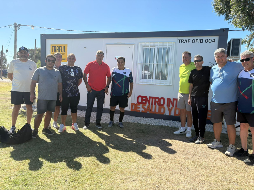 Parte de la comisión directiva de Adepu posa junto al nuevo Centro Integral de Salud y Deporte, una obra que marca un paso histórico en la mejora de servicios para toda la comunidad de la liga.