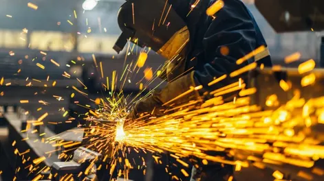 La industria mejoró 6,6% anual en el primer bimestre, pero cayó con relación a fines de 2024