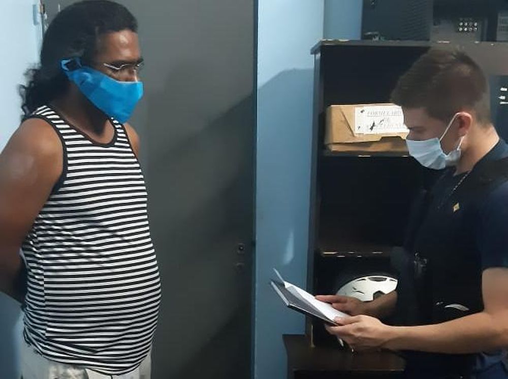 Volvió enojado a su casa, le pegó una piña a su pareja y le “aflojó dos dientes”