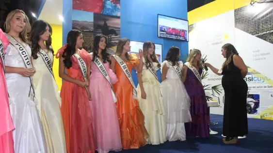 La primera noche de la Feria en el stand de DIARIO DE CUYO