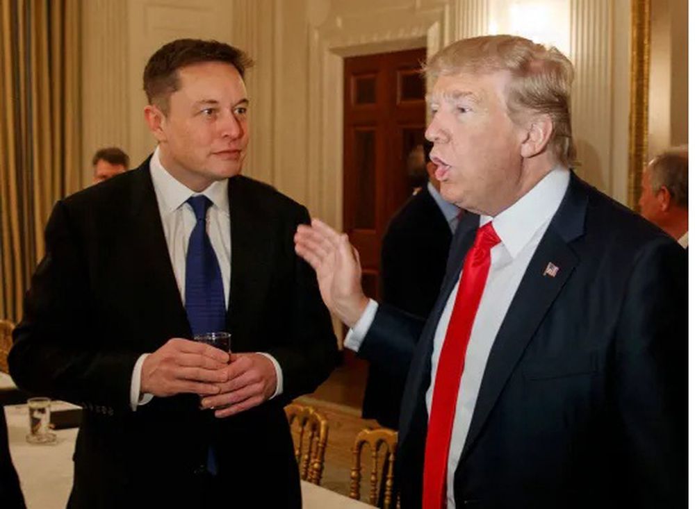 DONALD TRUMP junto a Elon Musk.