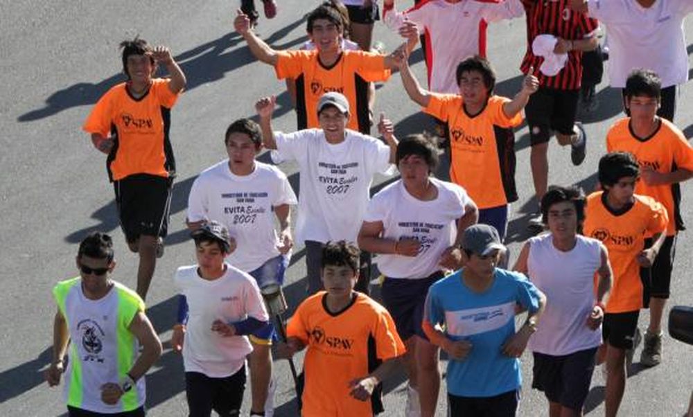 Corrieron 4 horas con una  llama como símbolo de paz