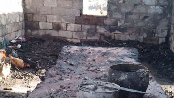 Un jornalero, una ama de casa y sus cinco hijos, en ruinas al incendiarse su vivienda