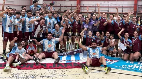 Lechuzos. Los planteles masculino y femenino de Atlético Alianza se coronaron como los mejores del hándbol en San Juan.