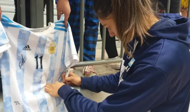 Fotos, autógrafos y peloteo, así fue el recibimiento sanjuanino a Las Panteras