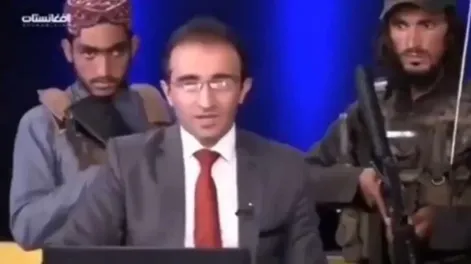 Un periodista condujo un noticiero rodeado de talibanes armados