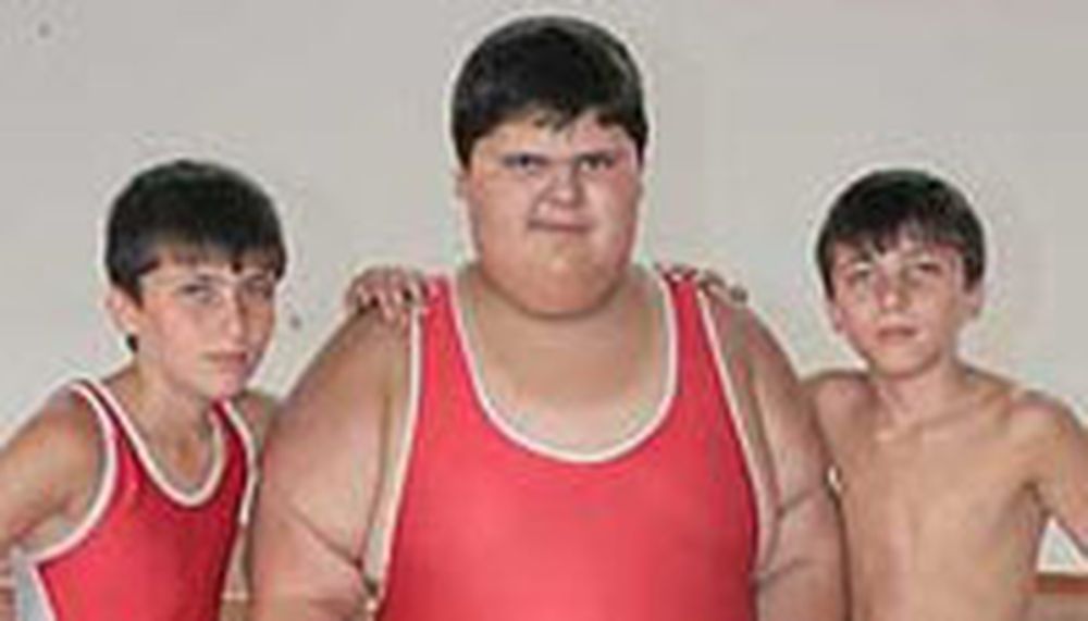 9 años y  más de 146 kilos