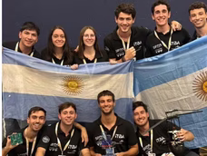 El equipo estuvo integrado por Santiago Bolzicco, Ezequiel Bozicco, Micaela Perillo, Rafael Dalzotto, Emanuel Albornoz, Agustín Pilotto, Daniela Maradei, Thomas Marthi, Santino Agosti y Agustín Martínez, todos estudiantes de distintas ramas de la ingeniería.