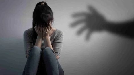 Abusó mediante manoseos a la hija de su ex pareja y recibió una pena sin prisión