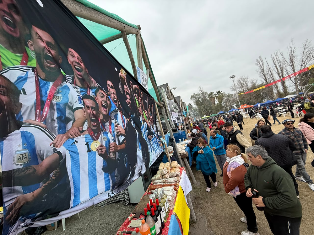 La pasión por la Scaloneta brilló en la Fiesta del Carneo Español, en Rawson.
