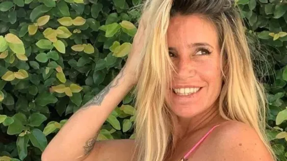 Florencia Peña se mostró en la pileta con una pequeña bikini pero sin la parte de arriba