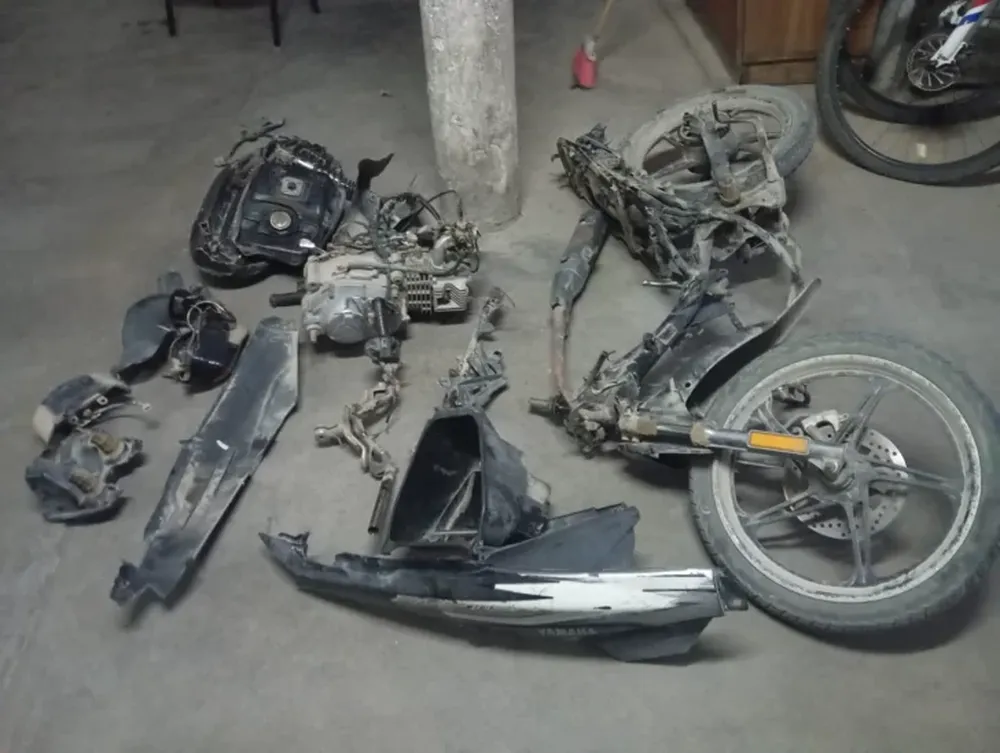 Robaron una moto en una finca, huyeron y fueron sorprendidos desarmándola en un descampado