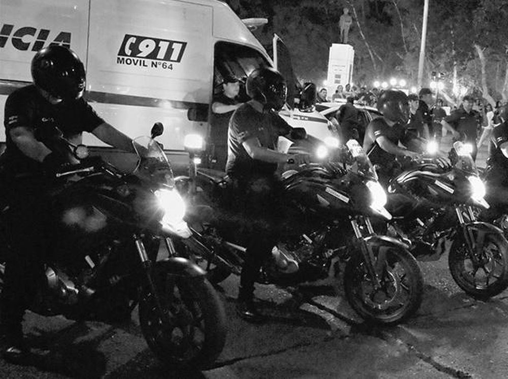 Dos policías realizaban una procedimiento en moto, chocaron y los hospitalizaron