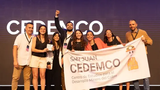 EL FESTEJO de los integrantes del equipo de profesionales sanjuaninos cuando recibieron la noticia de haber logrado el primer lugar en todo el país con su proyecto para la minería del cobre.