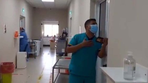 Ambulanciero les canta a los pacientes con coronavirus para “darles un poco de alegría”