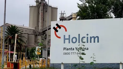 La cementera Holcim Argentina con números en rojo. La cementera Holcim Argentina con números en rojo.