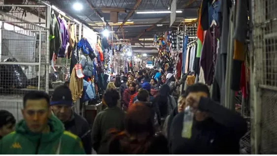 EL GIGANTE de Lomas. Se estima que unos 48 mil feriantes vendían productos en este colosal predio de 20 hectáreas y que generó unos 150 mil empleos.