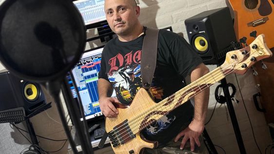 Nicolas Vázquez Distéfano, es un músico hijo de sanjuaninos, que escribió una canción homenaje a los héroes de Malvinas.