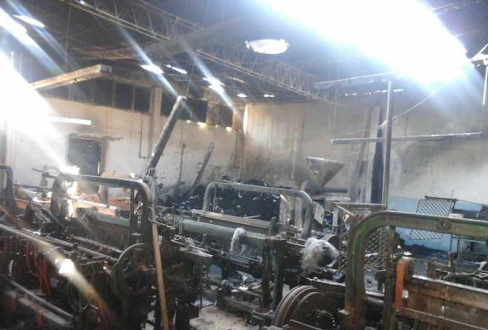Entran a robar y prenden fuego dentro de una fábrica